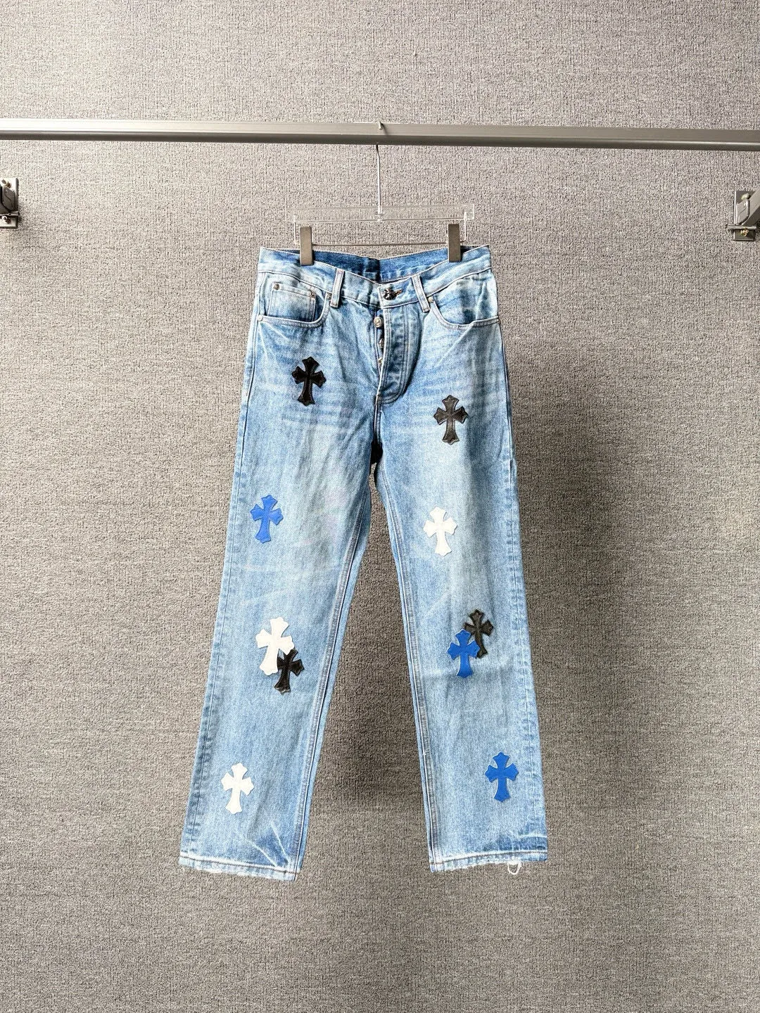P270 💰 (Top version) Chrome Hearts blue pants black white blue multi-leather jeans Top version Chrome Hearts Chrome Hearts jeans with leather jeans It is known that chromehearts jeans use vintage Levis jeans as the base for creation, usually adding their own unique silver buckles and silver ornaments, plus leather embellishments. This is what doubles the value of these vintage jeans, because the base is Vintage jeans, jeans themselves have become very soft and comfortable after years of baptism, which can be distinguished from ordinary jeans. Regarding the size, you should also refer to the pants data. Color: blue Size: 28-30-32-34-36 (corresponding to S-M-L-XL-XXL)